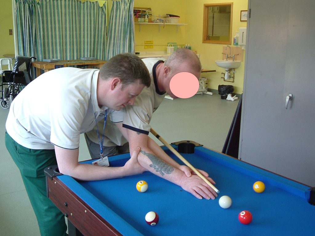 Wykorzystanie narzędzi i środowiska sensorycznego do opracowania schematu ciała do kontroli ruchu w znaczącym zadaniu funkcjonalnym